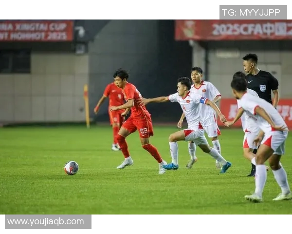 当足球明星突然出现时，城市的热情与欢呼声瞬间点燃了每一个角落